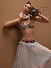 Dim內(nèi)衣重溫學(xué)生時(shí)代青春氣息