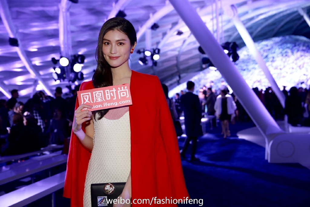 何穗出席Dior春夏成衣發(fā)布會   演繹自由、清爽的感覺